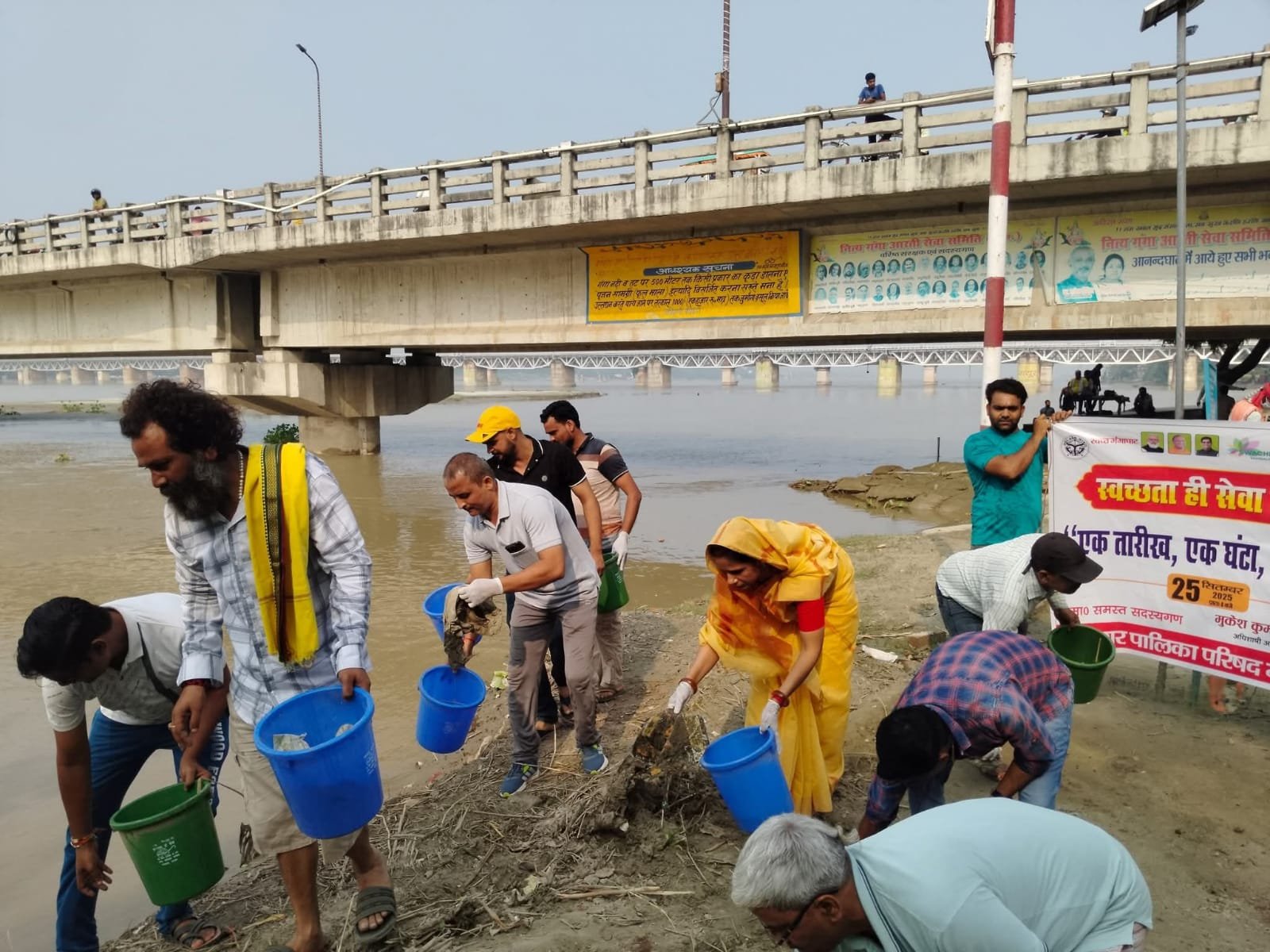 गंगाघाट नगर पालिका अध्यक्षा ने ‘एक तारीख, एक घंटा, एक साथ’ अभियान के तहत घाटों की सफाई व पौधरोपण किया