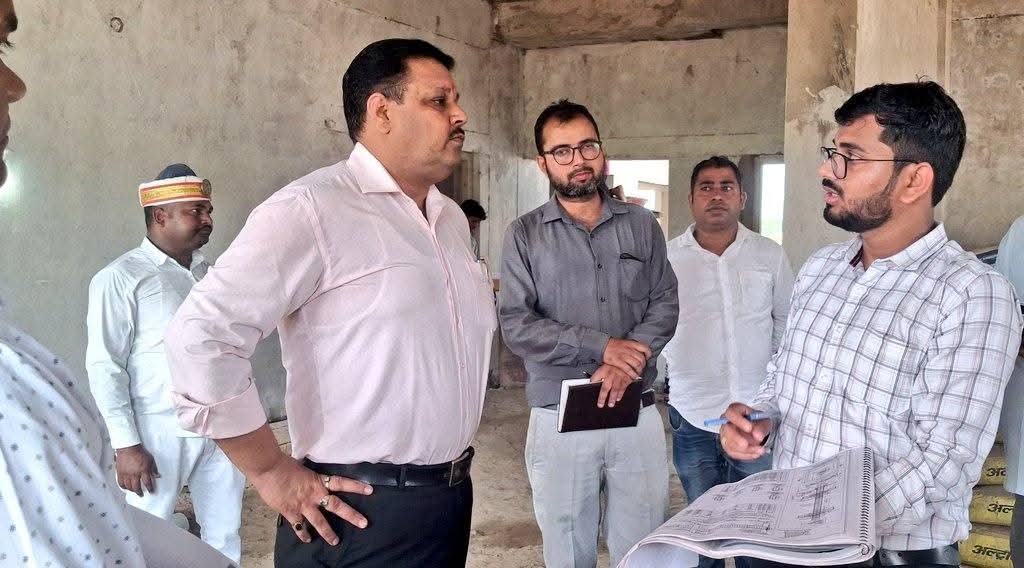 जिलाधिकारी अमेठी ने किया निर्माणाधीन निबंधन कार्यालय का निरीक्षण