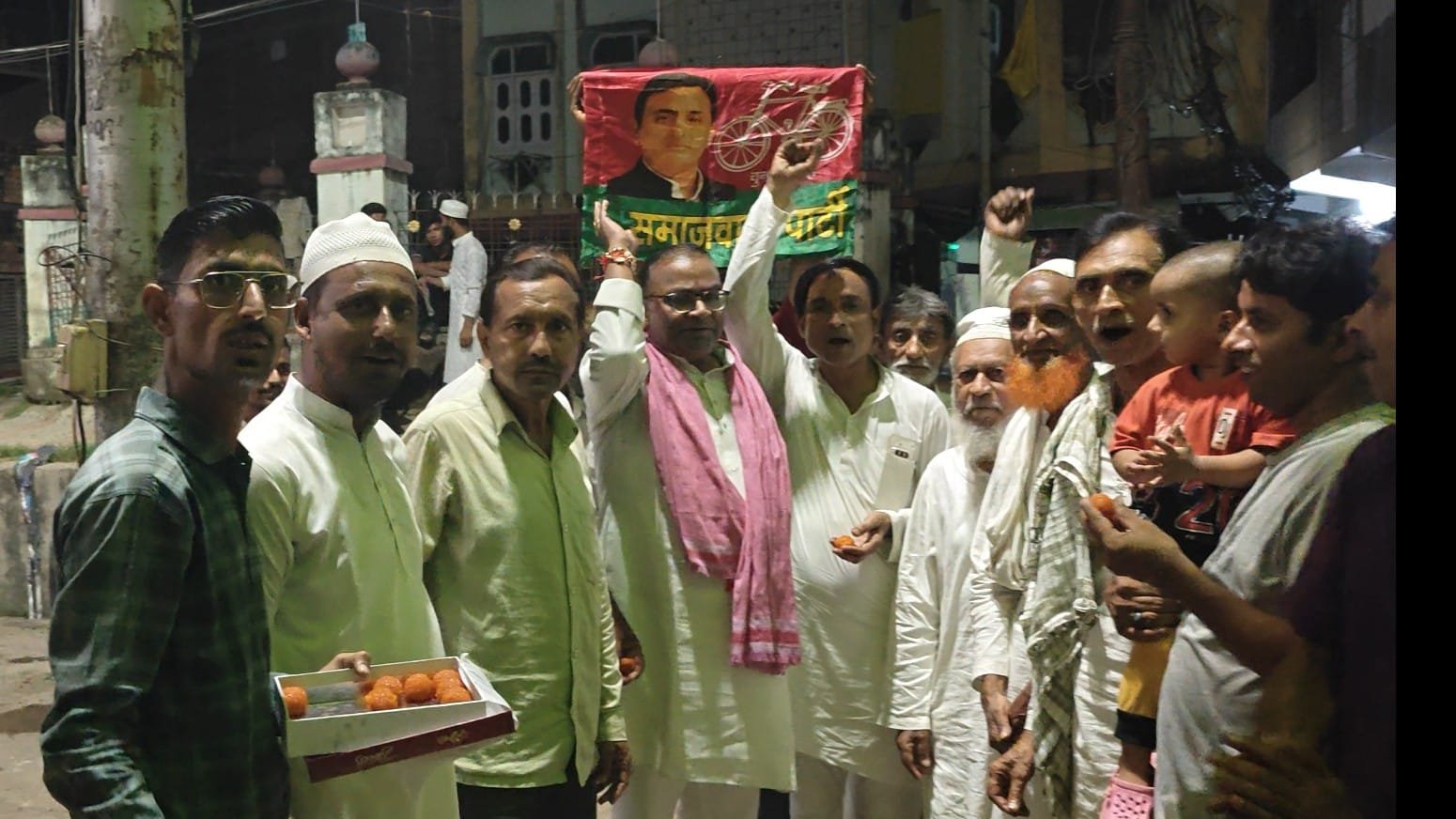 आजम खान की रिहाई पर सपाईयों में रहा खुशी का माहौल।