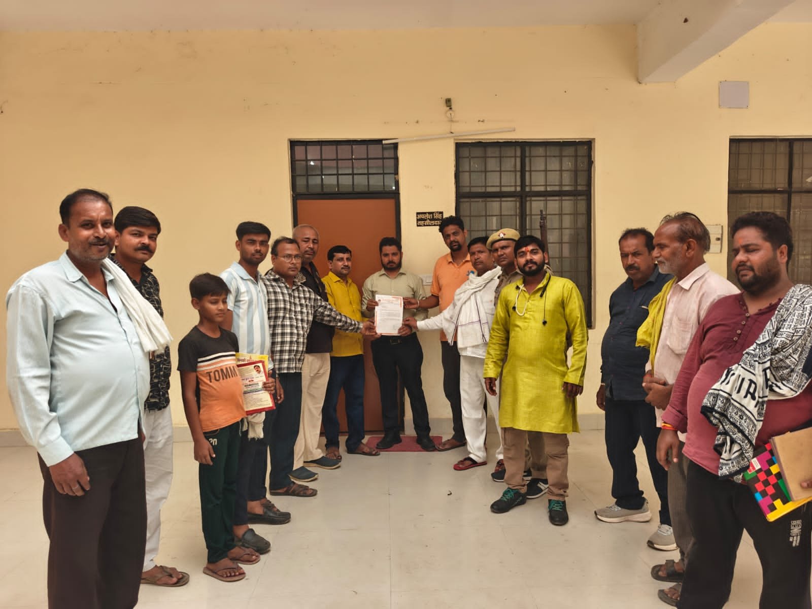 बिजली की रोस्टिंग बदलने की मांग।श्री बालाजी सेवा न्यास ने तहसीलदार को दिया ज्ञापन।