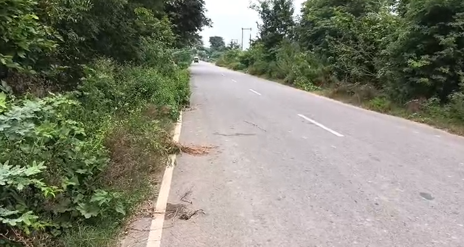 मुख्य मार्ग की पटरी पर अतिक्रमण, विभाग की उदासीनता बनी खतरा।