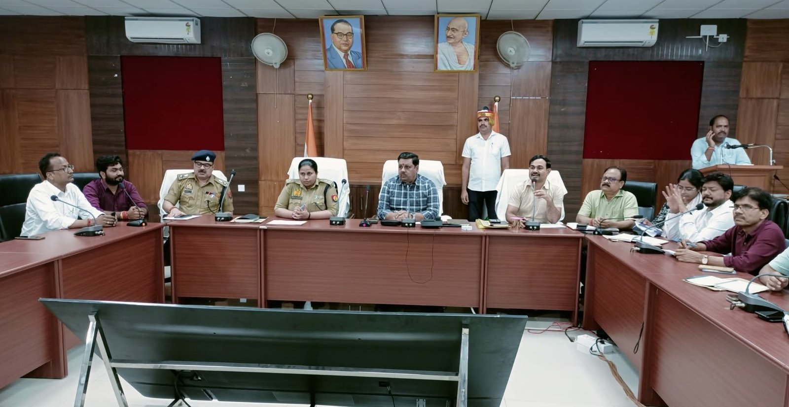 त्योहारों से पहले जिलाधिकारी एवं पुलिस अधीक्षक ने की पीस कमेटी की बैठक