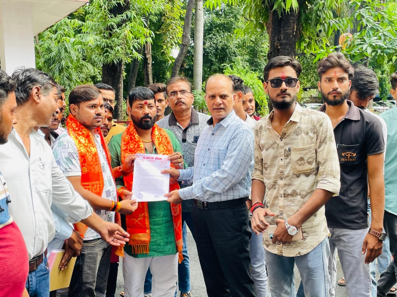 बजरंग सेना ने गौमाता को प्रदेश में “राज्य माता” तथा देश में “राष्ट्र माता” का दर्जा दिए जाने की मांग को लेकर उन्नाव जिलाधिकारी को दिया ज्ञापन