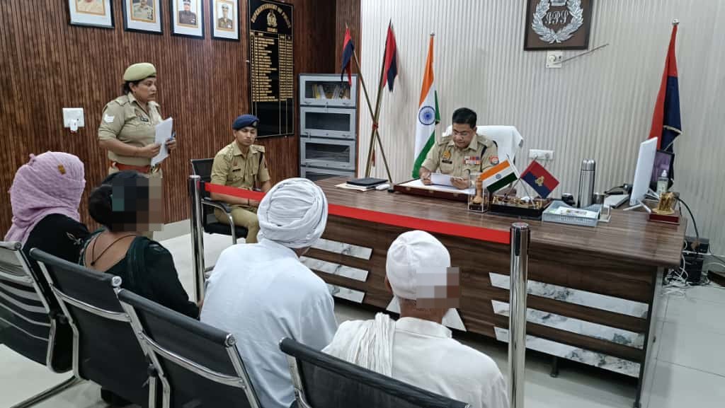 जनसुनवाई में पुलिस अधीक्षक शामली ने फरियादियों की समस्याएं सुनी, अधिकारियों को दिए त्वरित कार्रवाई के निर्देश