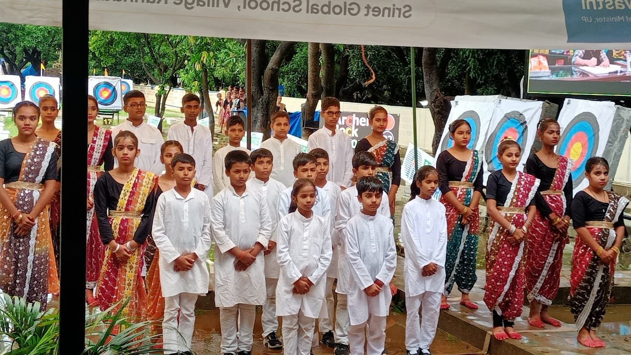 मंत्री कमलेश पासवान व मुख्यमंत्री के सलाहकार अवनीश अवस्थी ने तीर चला कर किया प्रदेश स्तरीय तीरंदाजी प्रतियोगिता का शुभारंभ