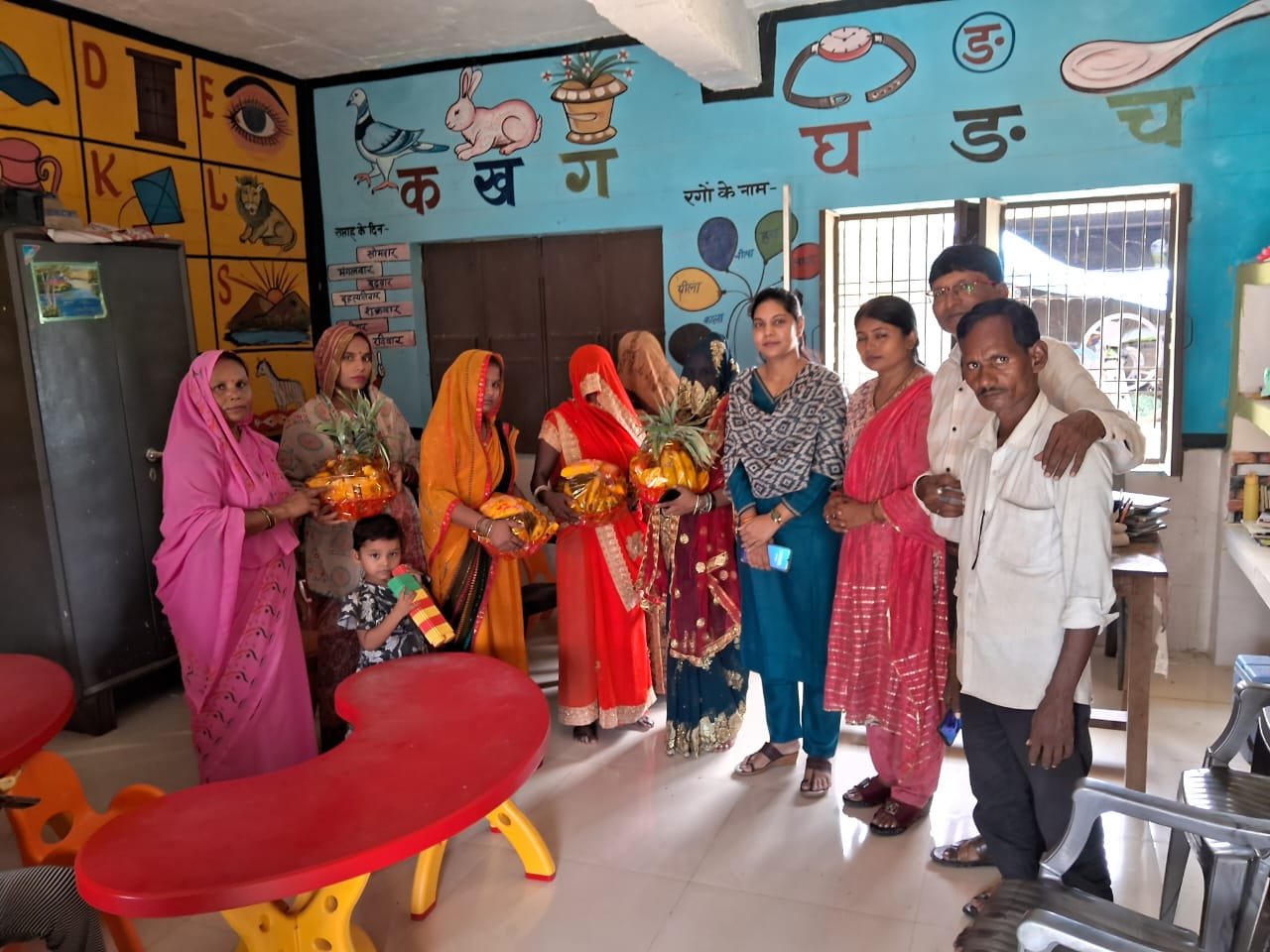 दो बच्चों को दी गई पोषण पोटली, दो गर्भवती महिलाओं की हुई गोद भराई