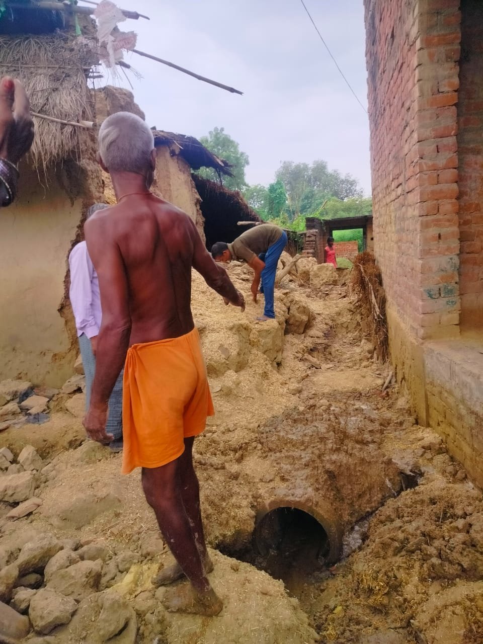 कच्ची दीवार ढहने से दो मासूमों की दर्दनाक मौत, दो घायलगांव में मचा कोहराम, पुलिस ने शव भेजे पोस्टमार्टम को