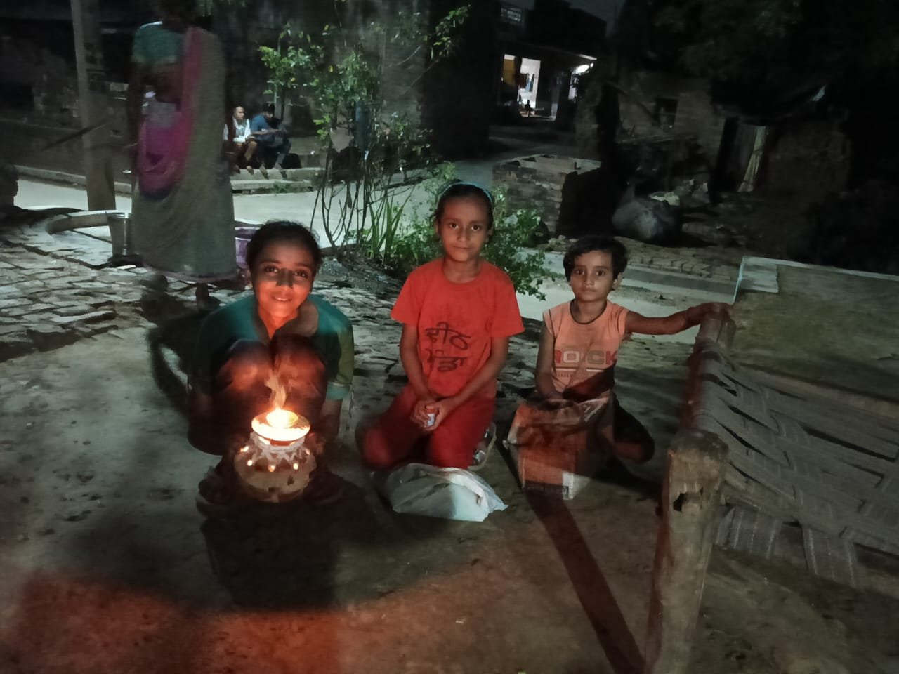 लोक गीतों के साथ निकाली झांकी,मांगी भिक्षा।