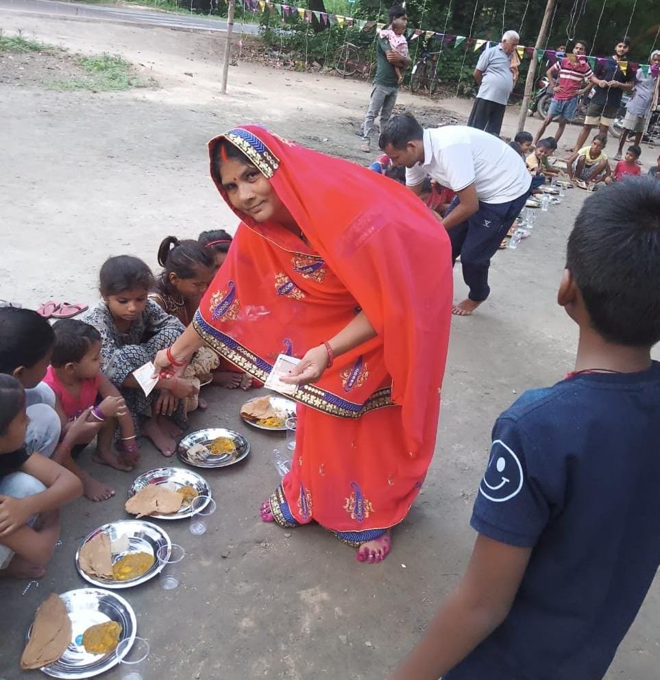 दुर्गा पूजा पर शिव शक्ति मित्र मंडल समिति ने किया विशाल भंडारे का आयोजन