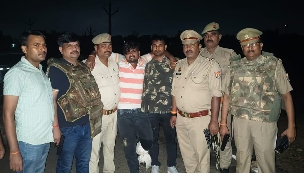 50 हजार का इनामी बदमाश पुलिस एनकाउंटर में गिरफ्तार, पैर में लगी गोली